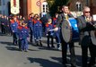 Bei schönstem Wetter marschierten die Feuerwehrleute vom alten zum neuen Feuerwehrhaus